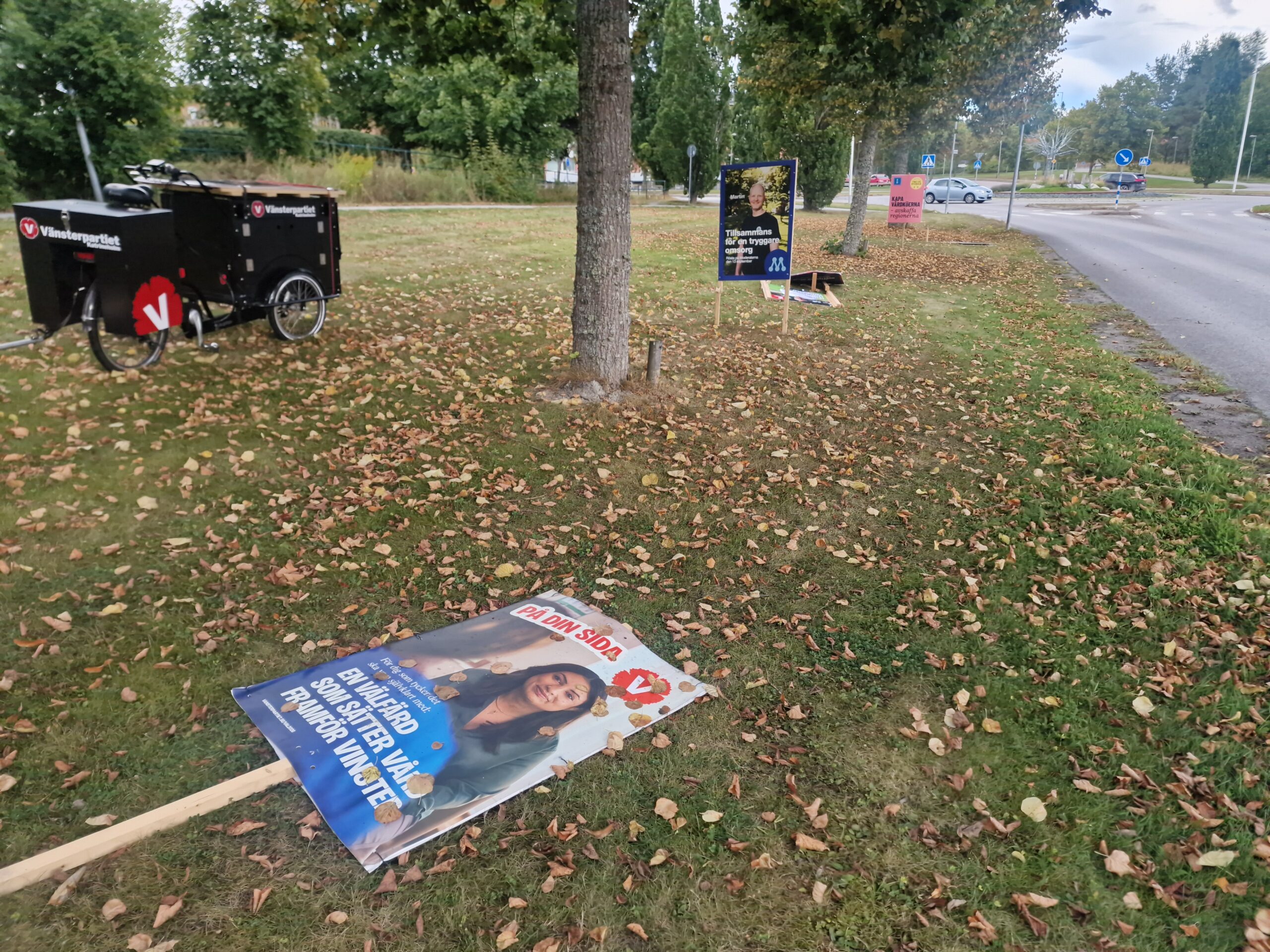 En av många nedsparkade valaffischer av Vänsterpartiet Katrineholm